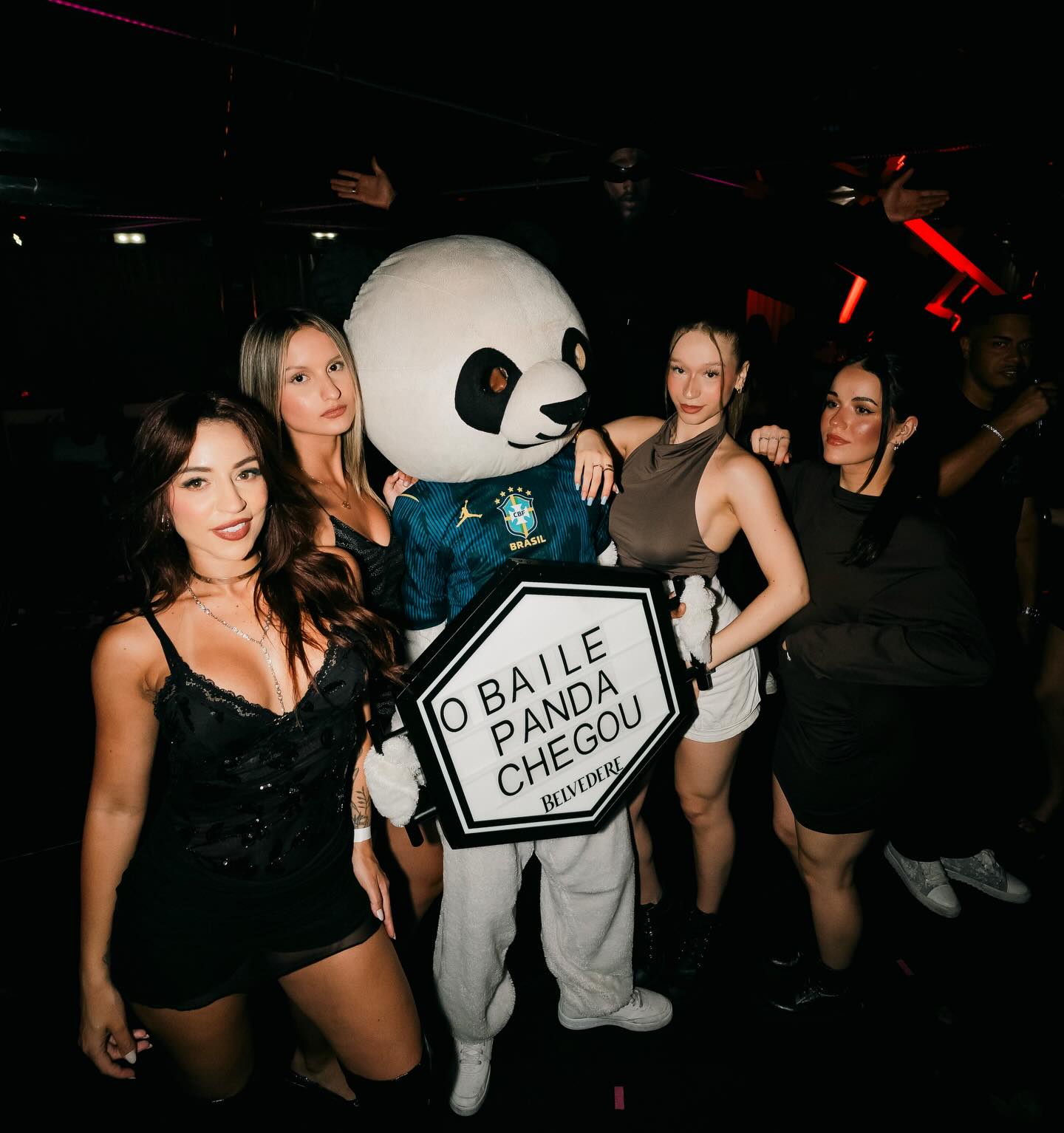 O panda com a placa «O Baile Panda chegou», no Eskada Porto